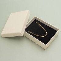 Geöffnete Geschenkbox aus Pappe in Creme auf...