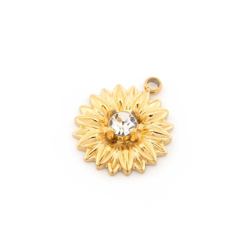 Goldfarbener Blumenanhänger aus 304 Edelstahl mit 18K IP-Goldbeschichtung, von oben auf weißem Grund, mit spitzen Blütenblättern, klarem Stein in Krappenfassung und seitlicher Öse