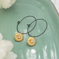 Zwei goldfarbene Blumenanhänger mit klarem Stein,...