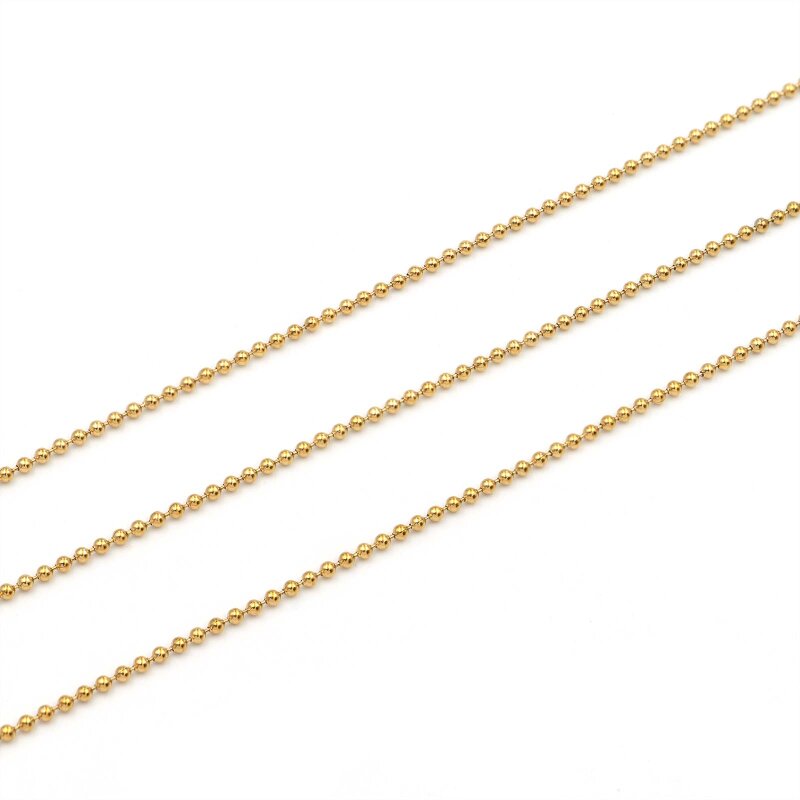 Drei parallel verlaufende Stränge einer goldfarbenen Kugelkette aus 304 Edelstahl mit 18K IP-Goldbeschichtung, schräg über weißen Hintergrund gelegt, mit gleichmäßig aufgereihten, glänzenden Kugeln.