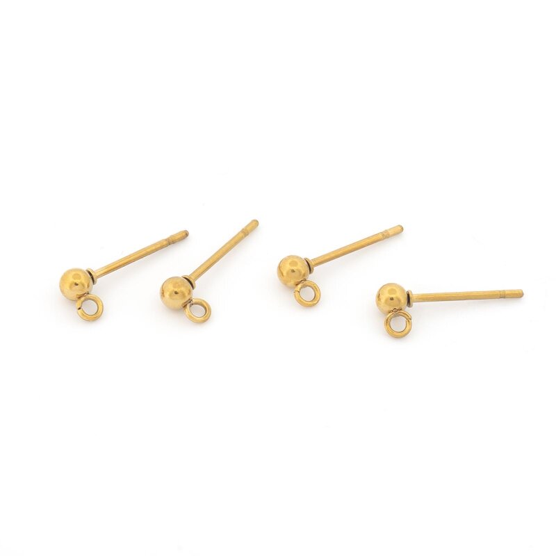 Vier Ohrstecker mit Kugel und Öse aus 304 Edelstahl, 18K IP vergoldet, in einer Reihe auf weißem Hintergrund, die Stifte zeigen schräg nach oben rechts