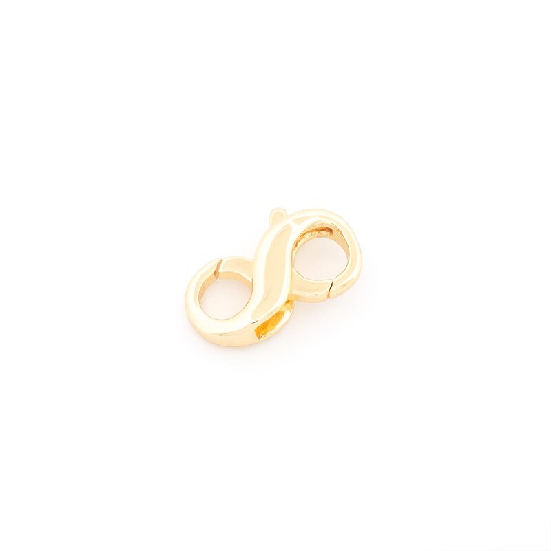 Goldfarbener Doppelkarabiner aus Messing in Form einer liegenden Acht, schräg von oben auf weißem Grund, beide Karabinerbögen geschlossen, der Hebel steht oben in der Mitte