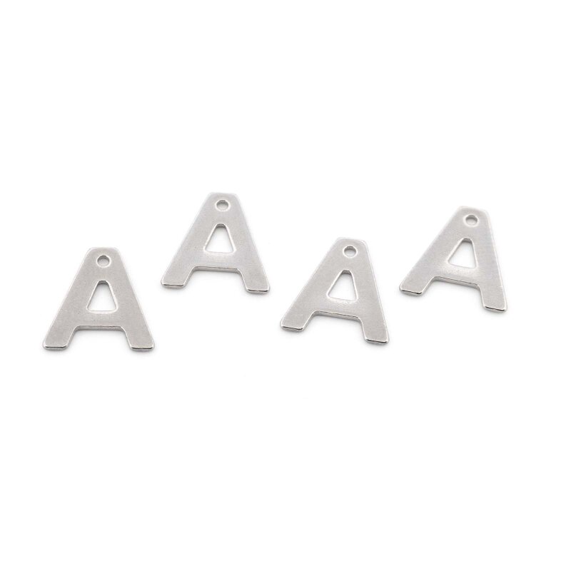 Vier platinfarbene Anhänger Buchstabe A aus 304 Edelstahl nebeneinander auf weißem Grund, flache Großbuchstaben mit kleinem Loch zum Einhängen