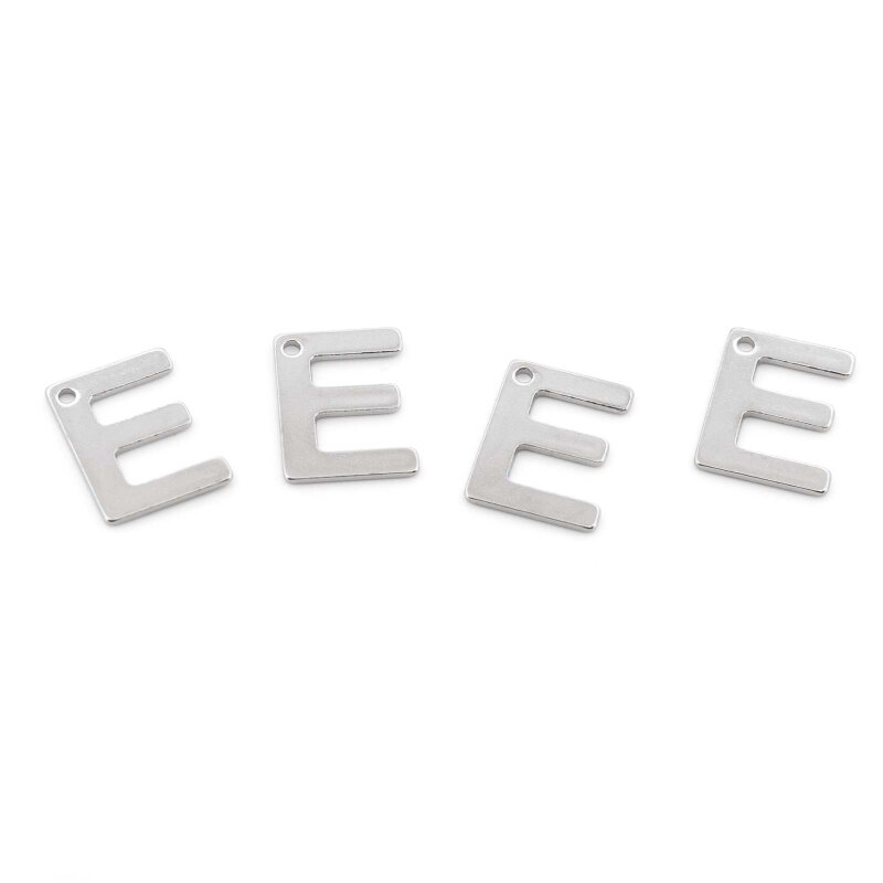 Vier platinfarbene Anhänger Buchstabe E aus 304 Edelstahl nebeneinander auf weißem Grund, flache Großbuchstaben mit kleinem Loch zum Einhängen