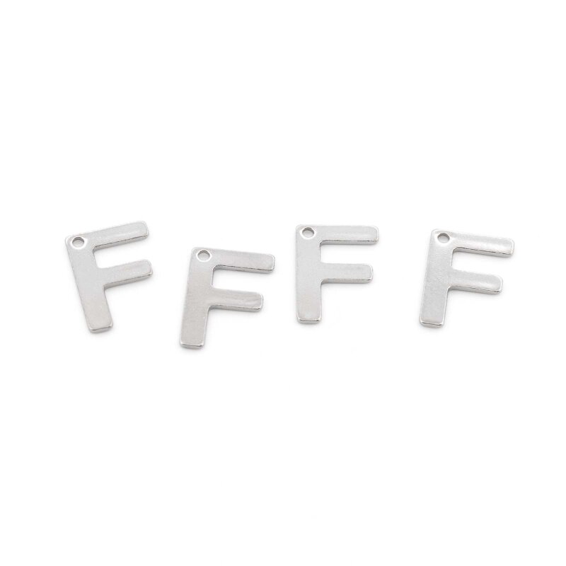 Vier platinfarbene Anhänger Buchstabe F aus 304 Edelstahl nebeneinander auf weißem Grund, flache Großbuchstaben mit kleinem Loch zum Einhängen