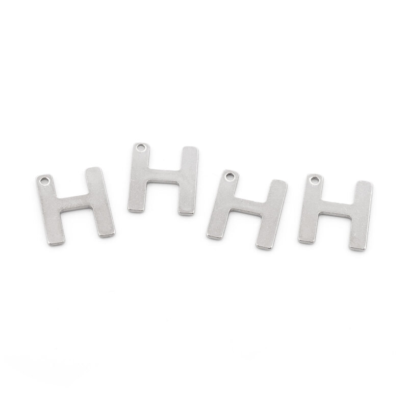 Vier platinfarbene Anhänger Buchstabe H aus 304 Edelstahl nebeneinander auf weißem Grund, flache Großbuchstaben mit kleinem Loch zum Einhängen
