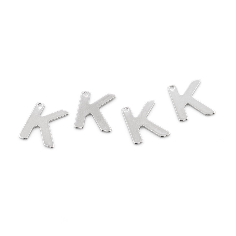Vier platinfarbene Anhänger Buchstabe K aus 304 Edelstahl nebeneinander auf weißem Grund, flache Großbuchstaben mit kleinem Loch zum Einhängen