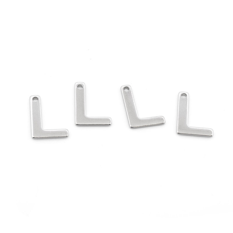 Vier platinfarbene Anhänger Buchstabe L aus 304 Edelstahl nebeneinander auf weißem Grund, flache Großbuchstaben mit kleinem Loch zum Einhängen