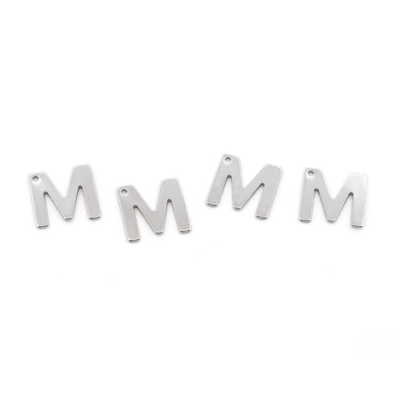 Vier platinfarbene Anhänger Buchstabe M aus 304 Edelstahl nebeneinander auf weißem Grund, flache Großbuchstaben mit kleinem Loch zum Einhängen