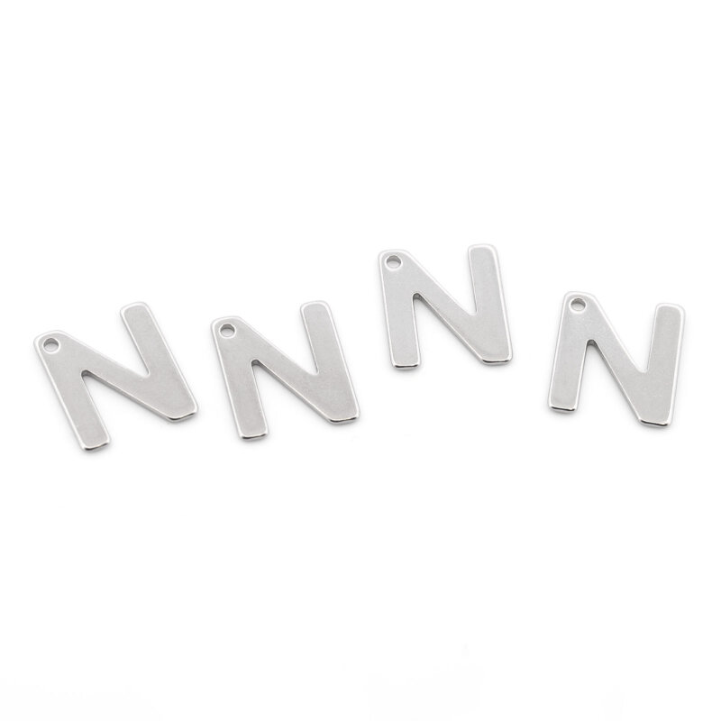 Vier platinfarbene Anhänger Buchstabe N aus 304 Edelstahl nebeneinander auf weißem Grund, flache Großbuchstaben mit kleinem Loch zum Einhängen
