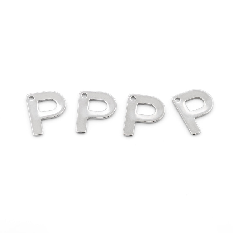 Vier platinfarbene Anhänger Buchstabe P aus 304 Edelstahl nebeneinander auf weißem Grund, flache Großbuchstaben mit kleinem Loch zum Einhängen