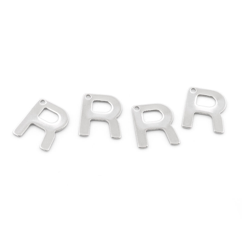Vier platinfarbene Anhänger Buchstabe R aus 304 Edelstahl nebeneinander auf weißem Grund, flache Großbuchstaben mit kleinem Loch zum Einhängen