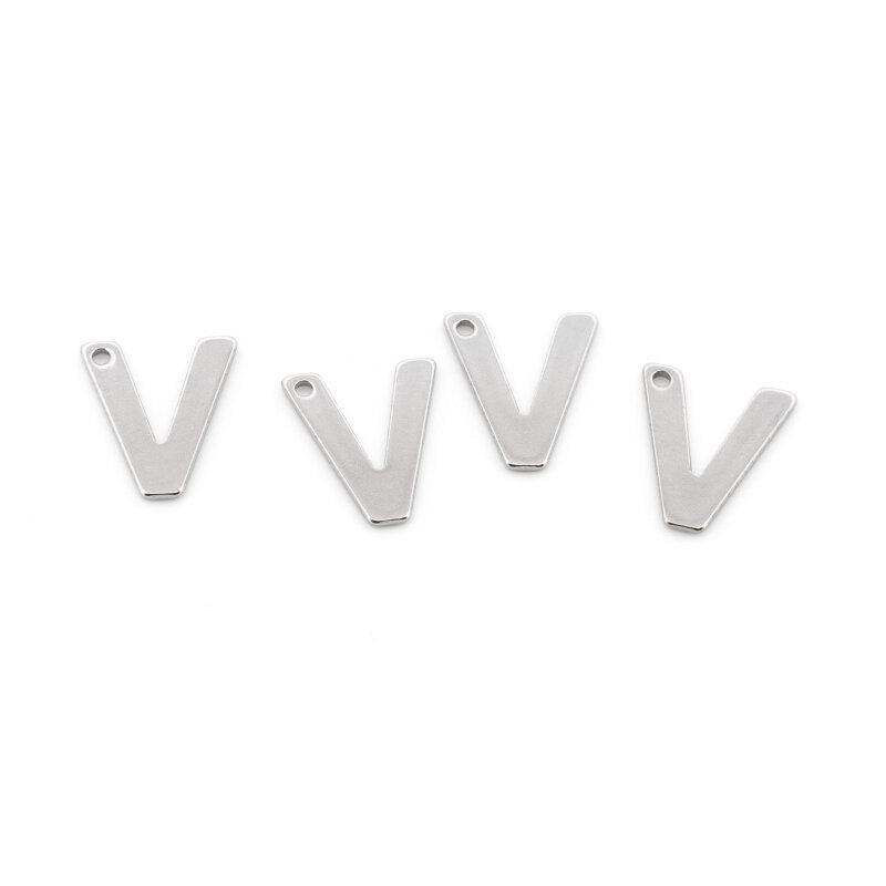 Vier platinfarbene Anhänger Buchstabe V aus 304 Edelstahl nebeneinander auf weißem Grund, flache Großbuchstaben mit kleinem Loch zum Einhängen