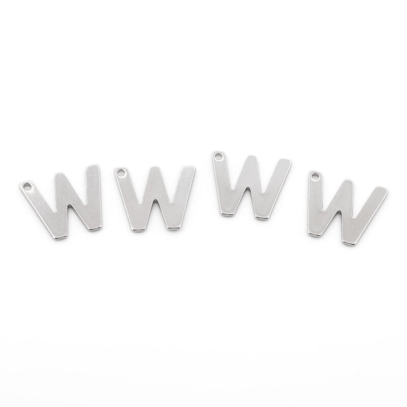Vier platinfarbene Anhänger Buchstabe W aus 304 Edelstahl nebeneinander auf weißem Grund, flache Großbuchstaben mit kleinem Loch zum Einhängen