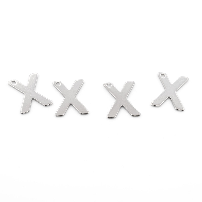 Vier platinfarbene Anhänger Buchstabe X aus 304 Edelstahl nebeneinander auf weißem Grund, flache Großbuchstaben mit kleinem Loch zum Einhängen
