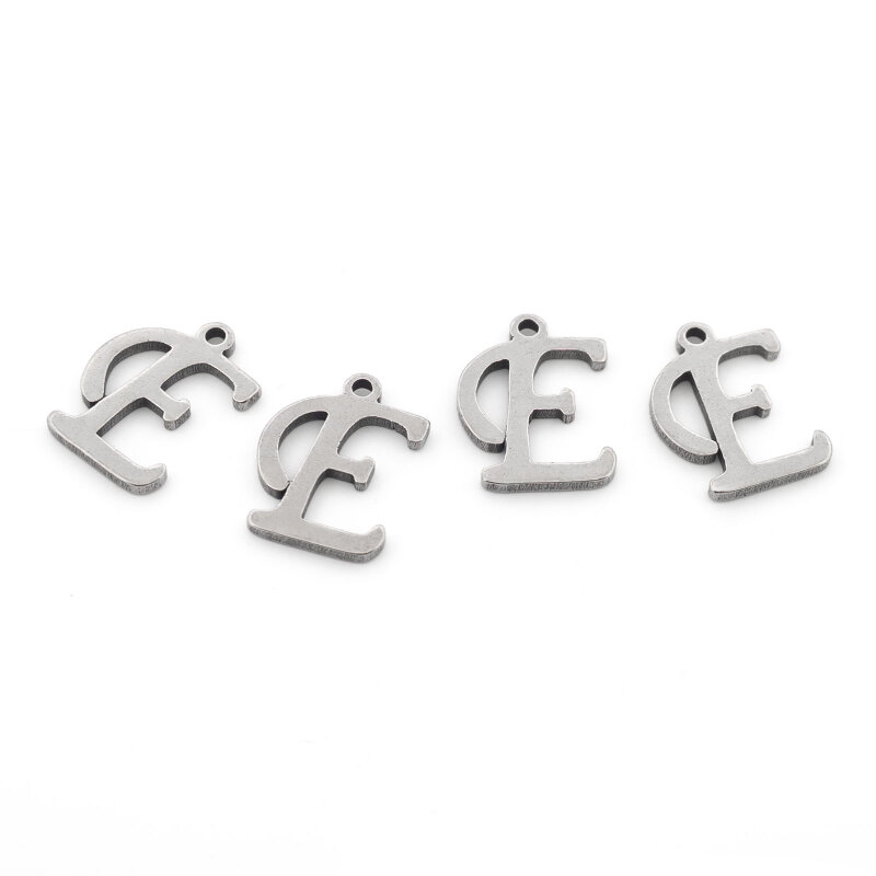 Vier Anhänger Buchstabe E in Schreibschrift aus platinfarbenem Edelstahl nebeneinander auf weißem Grund, jeder mit einem kleinen Loch zum Einhängen, die komplette Verkaufseinheit im Set.