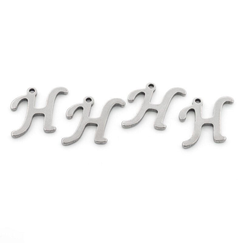 Vier Anhänger Buchstabe H in Schreibschrift aus platinfarbenem Edelstahl nebeneinander auf weißem Grund, jeder mit einem kleinen Loch zum Einhängen, die komplette Verkaufseinheit im Set.