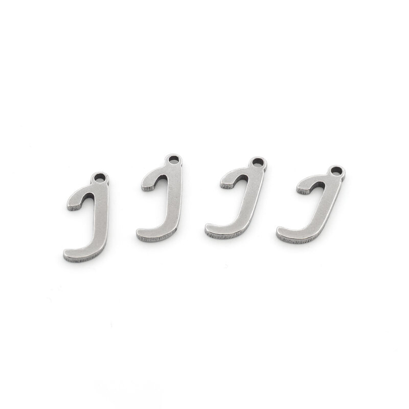 Vier Anhänger Buchstabe J in Schreibschrift aus platinfarbenem Edelstahl nebeneinander auf weißem Grund, jeder mit einem kleinen Loch zum Einhängen, die komplette Verkaufseinheit im Set.