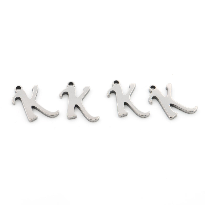 Vier Anhänger Buchstabe K in Schreibschrift aus platinfarbenem Edelstahl nebeneinander auf weißem Grund, jeder mit einem kleinen Loch zum Einhängen, die komplette Verkaufseinheit im Set.