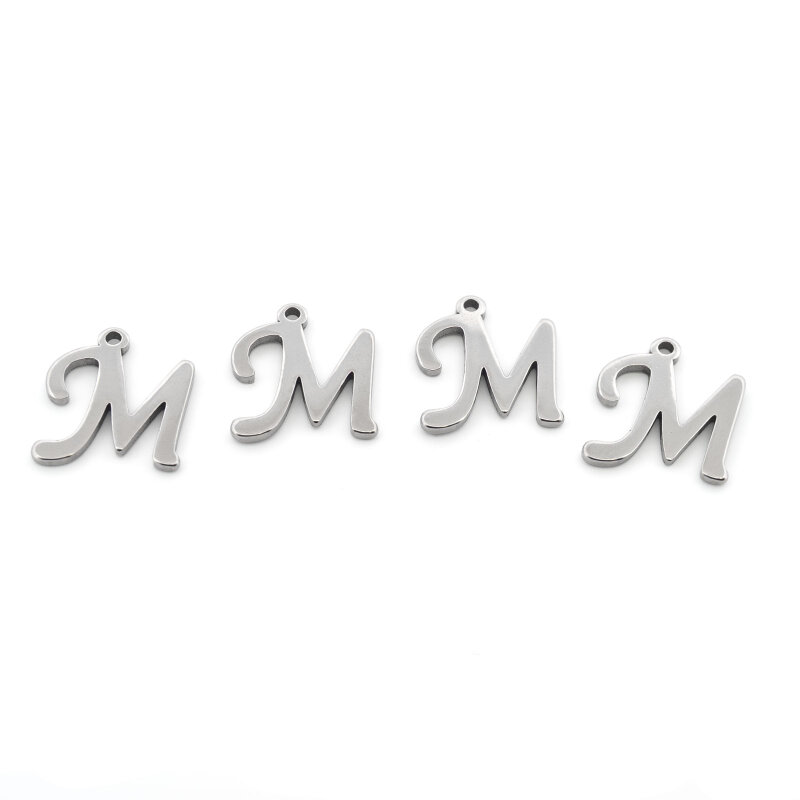Vier Anhänger Buchstabe M in Schreibschrift aus platinfarbenem Edelstahl nebeneinander auf weißem Grund, jeder mit einem kleinen Loch zum Einhängen, die komplette Verkaufseinheit im Set.