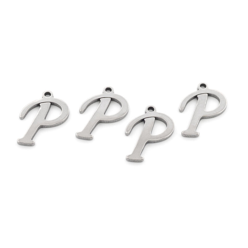 Vier Anhänger Buchstabe P in Schreibschrift aus platinfarbenem Edelstahl nebeneinander auf weißem Grund, jeder mit einem kleinen Loch zum Einhängen, die komplette Verkaufseinheit im Set.