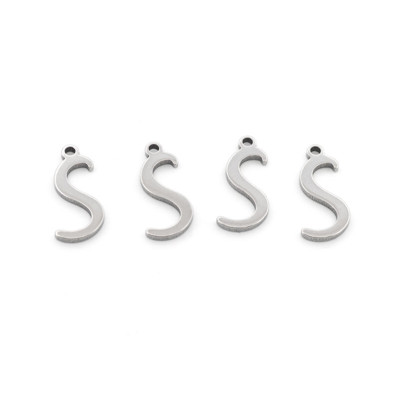 Vier Anhänger Buchstabe S in Schreibschrift aus platinfarbenem Edelstahl nebeneinander auf weißem Grund, jeder mit einem kleinen Loch zum Einhängen, die komplette Verkaufseinheit im Set.