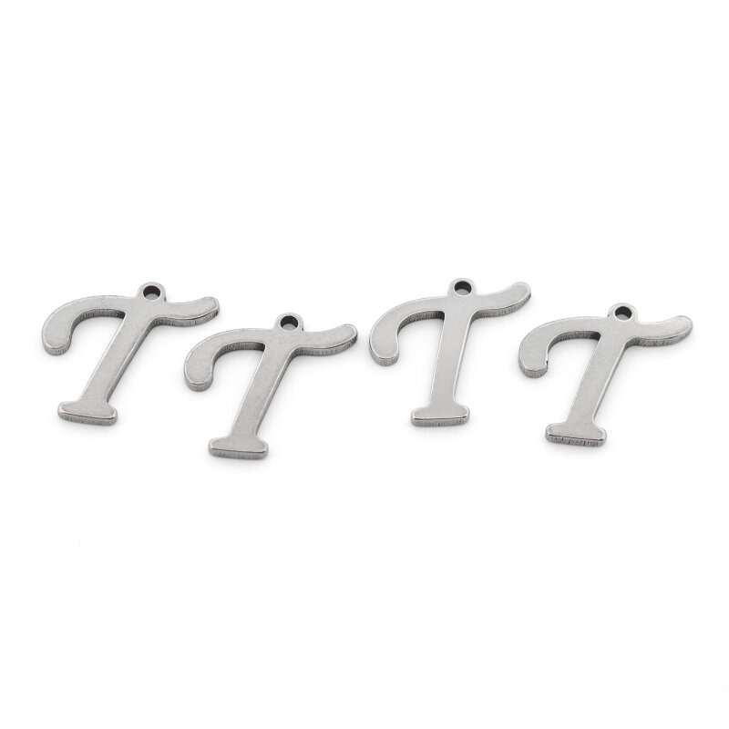 Vier Anhänger Buchstabe T in Schreibschrift aus platinfarbenem Edelstahl nebeneinander auf weißem Grund, jeder mit einem kleinen Loch zum Einhängen, die komplette Verkaufseinheit im Set.