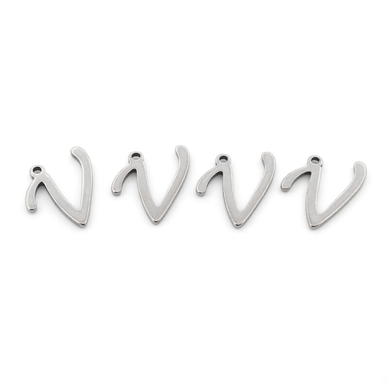 Vier Anhänger Buchstabe V in Schreibschrift aus platinfarbenem Edelstahl nebeneinander auf weißem Grund, jeder mit einem kleinen Loch zum Einhängen, die komplette Verkaufseinheit im Set.