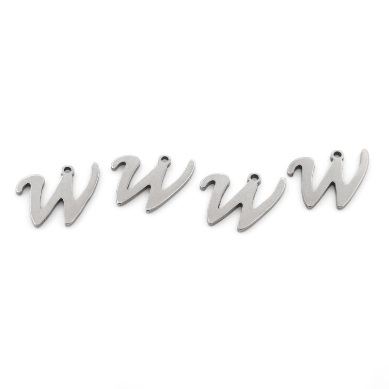 Vier Anhänger Buchstabe W in Schreibschrift aus platinfarbenem Edelstahl nebeneinander auf weißem Grund, jeder mit einem kleinen Loch zum Einhängen, die komplette Verkaufseinheit im Set.