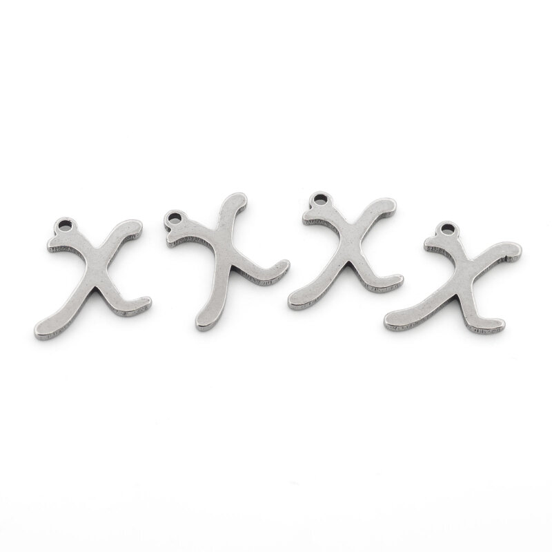 Vier Anhänger Buchstabe X in Schreibschrift aus platinfarbenem Edelstahl nebeneinander auf weißem Grund, jeder mit einem kleinen Loch zum Einhängen, die komplette Verkaufseinheit im Set.