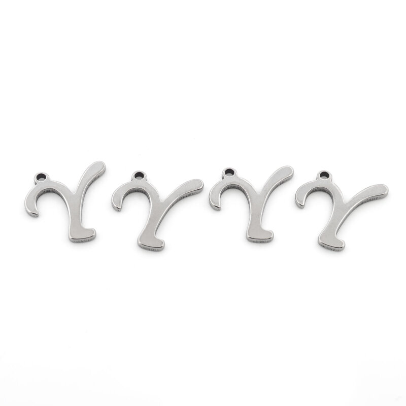 Vier Anhänger Buchstabe Y in Schreibschrift aus platinfarbenem Edelstahl nebeneinander auf weißem Grund, jeder mit einem kleinen Loch zum Einhängen, die komplette Verkaufseinheit im Set.