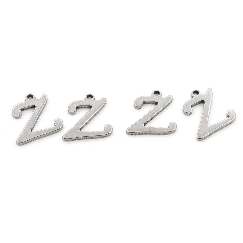 Vier Anhänger Buchstabe Z in Schreibschrift aus platinfarbenem Edelstahl nebeneinander auf weißem Grund, jeder mit einem kleinen Loch zum Einhängen, die komplette Verkaufseinheit im Set.