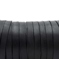 Schwarzes flaches Lederband, eng auf eine Rolle...