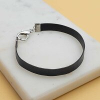 Armband aus schwarzem flachem Lederband auf einer...