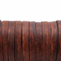 Dunkelbraunes flaches Lederband, eng nebeneinander auf...