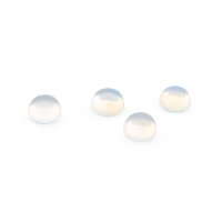 Vier runde Opalite Cabochons auf weißem...