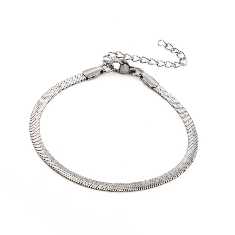 Platinfarbenes Schlangenarmband aus 304 Edelstahl auf weißem Grund, flache Kette mit dicht geschuppter Oberfläche, Endkappen an beiden Enden, Karabinerverschluss und angehängte Verlängerungskette