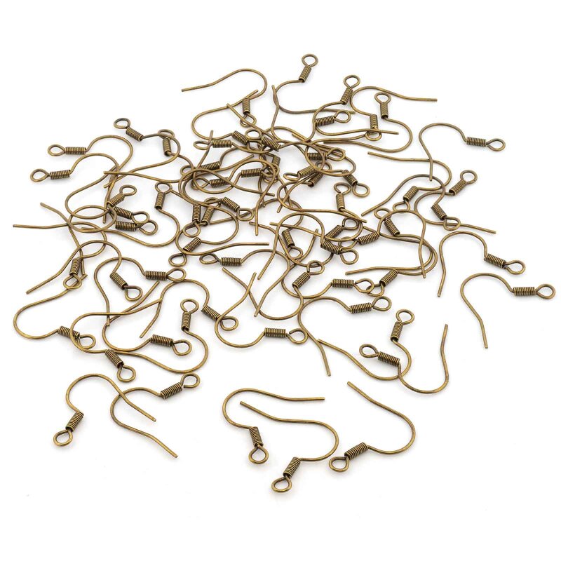Rund 60 Ohrhaken in antik bronzefarbenem Finish liegen als loser Haufen auf weißem Grund, jeder Haken mit Drahtbogen und Spiralwicklung, ohne Zwischenperle.