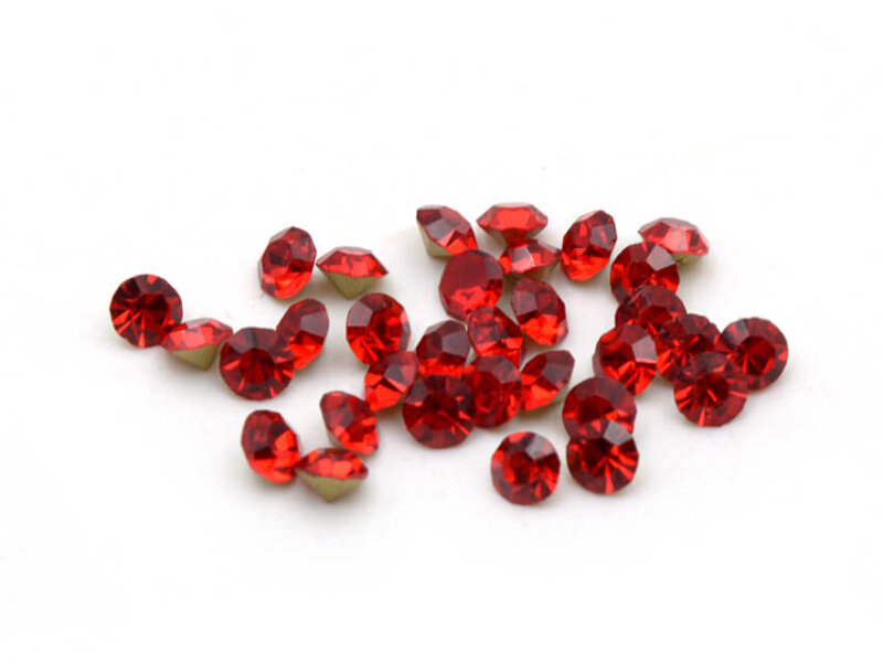 Strasssteine Rot 3,2 mm Glas Diamantschliff Chatons 30 Stück
