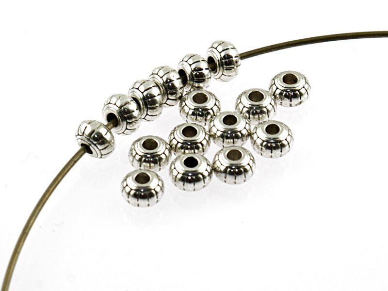 20 geprägte Metallperlen in antik silberfarben, 6 mm