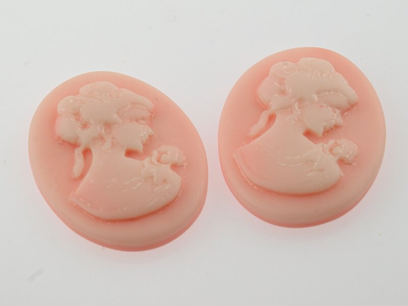 2 Kameen in rose, 37 x 27 mm