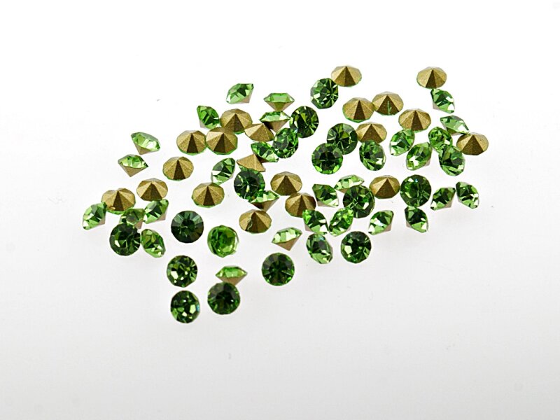 30 Strasssteine in grün, 3 mm