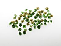 30 Strasssteine in grün, 3 mm