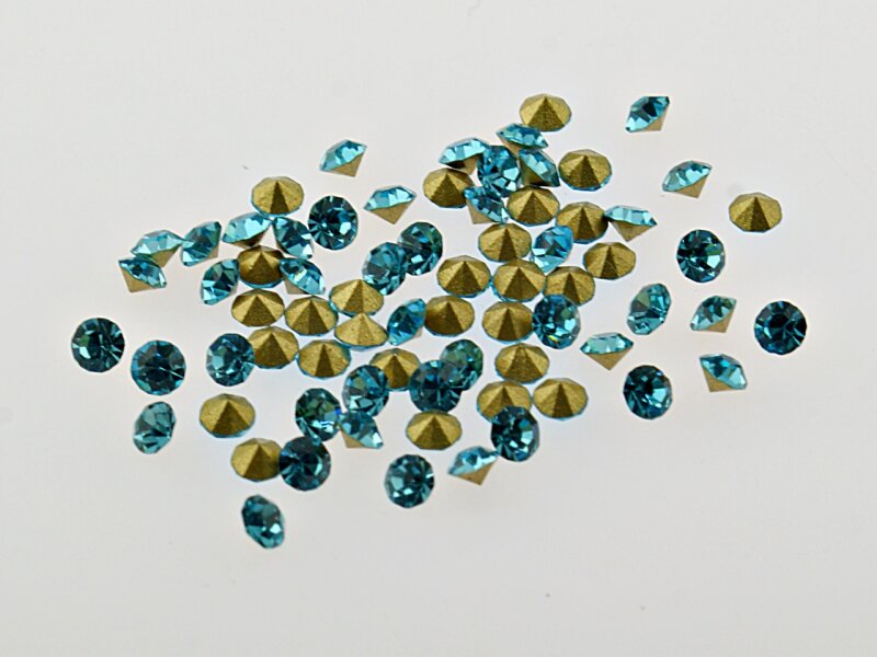 30 Strasssteine in türkis, 3 mm