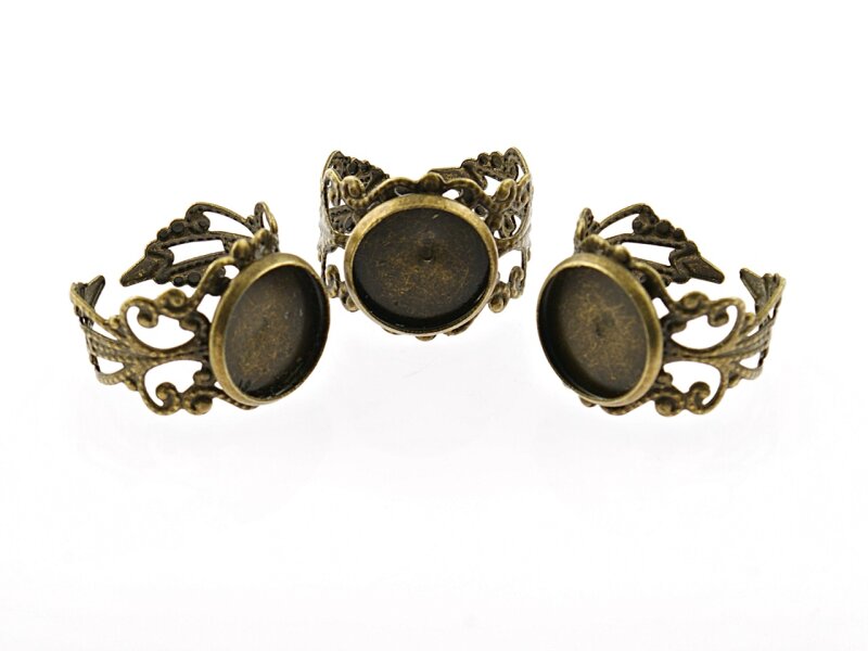 4 verzierte Ringrohlinge in antik Bronze mit Fassung für 12 mm Cabochons