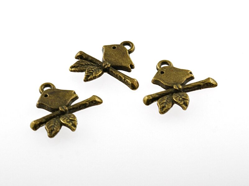 8 kleine Vögel auf einem Ast als Anhänger in vintage Bronze