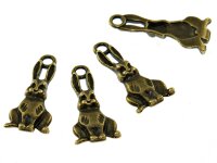 6 sitzende Häschen Anhänger in antik Bronze