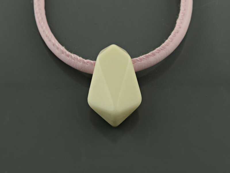 6 Acrylperlen "Triangles" in Tropfenform in creme