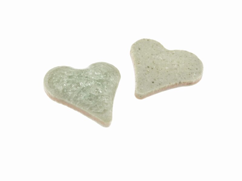 2 Cabochons aus Porzellan als Herz in eisblau