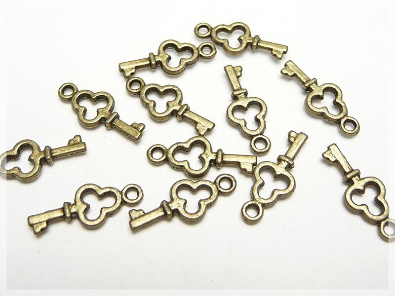 12 Anhänger als Schlüssel in antik Bronze